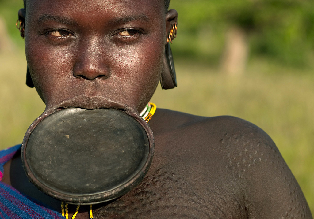 Žena-natiahnutá-pera-Etiopia
